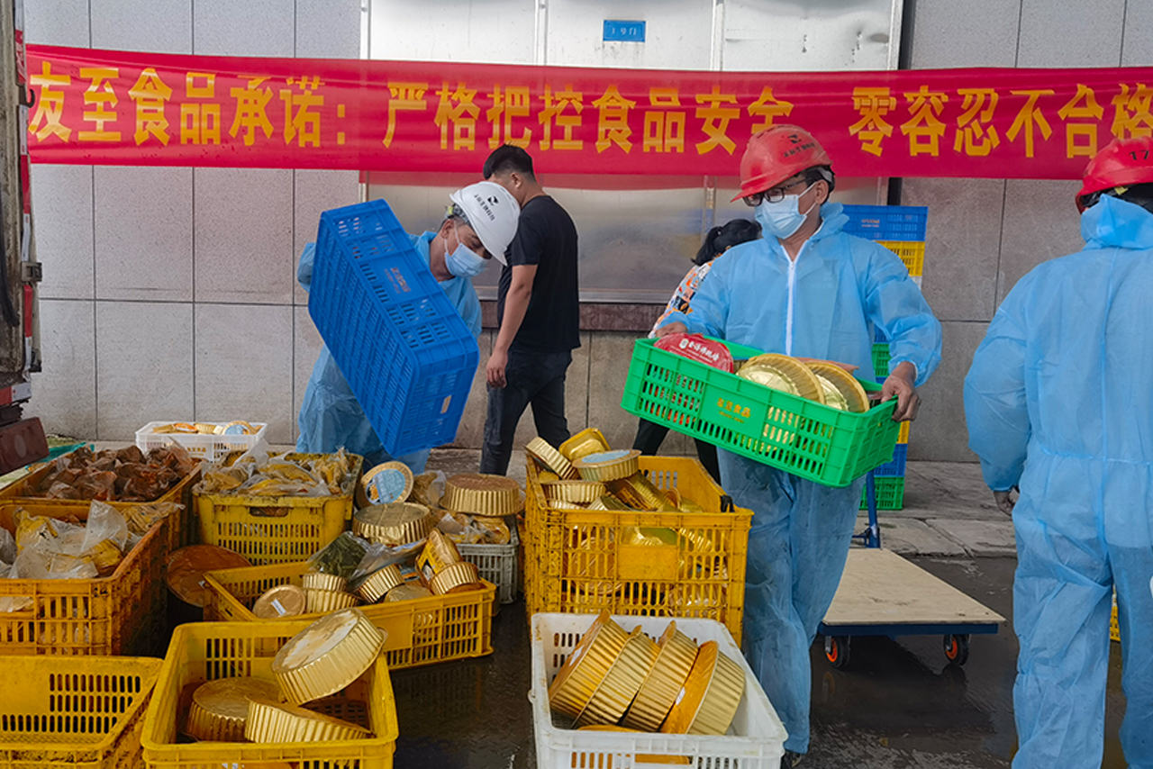 動(dòng)真格!友至食品過(guò)千件不合格商品被集中無(wú)害化銷毀!  動(dòng)真格!友至食品過(guò)千件不合格商品被集中無(wú)害化銷毀!